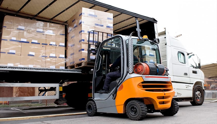 Gabelstapler entlädt einen LKW