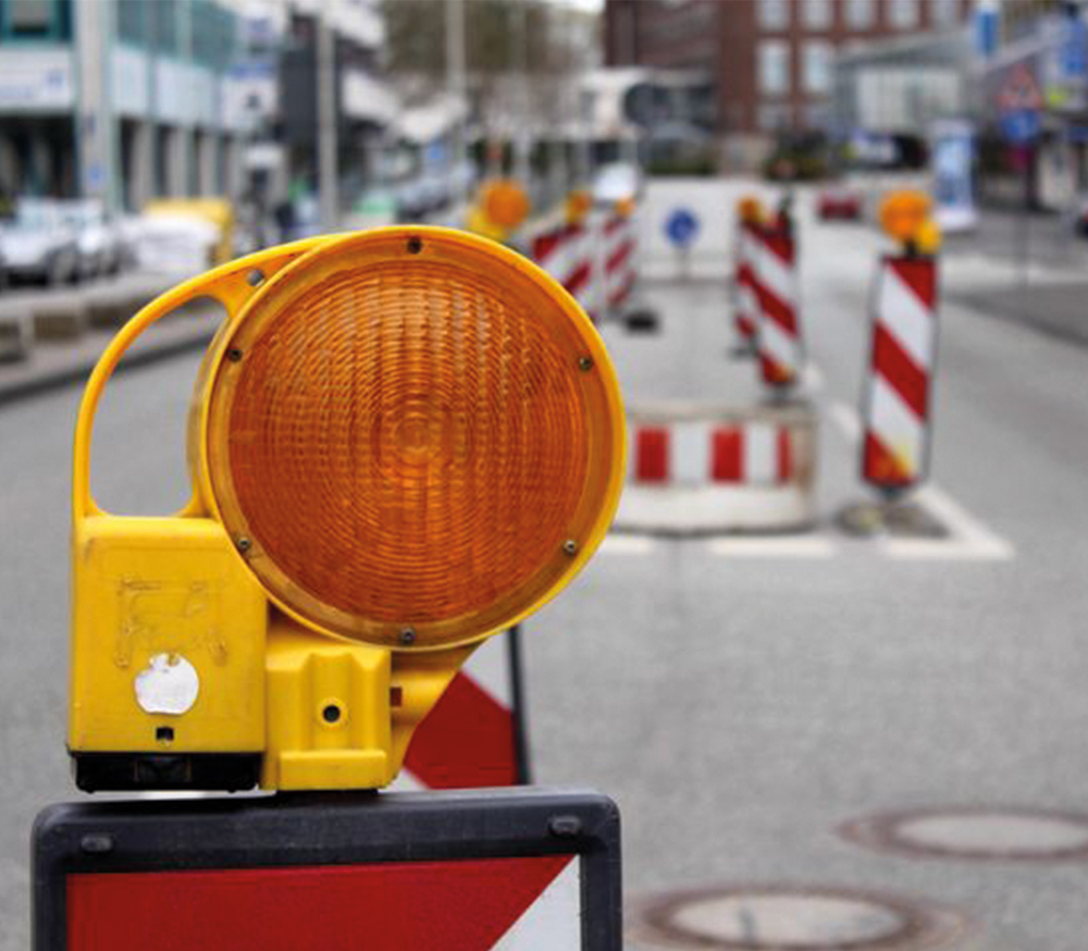 Verkehrsrechtliche Sicherung von Arbeitsstellen an Straßen Verkehrsbaken auf zweispuriger Straße in einer Stadt.