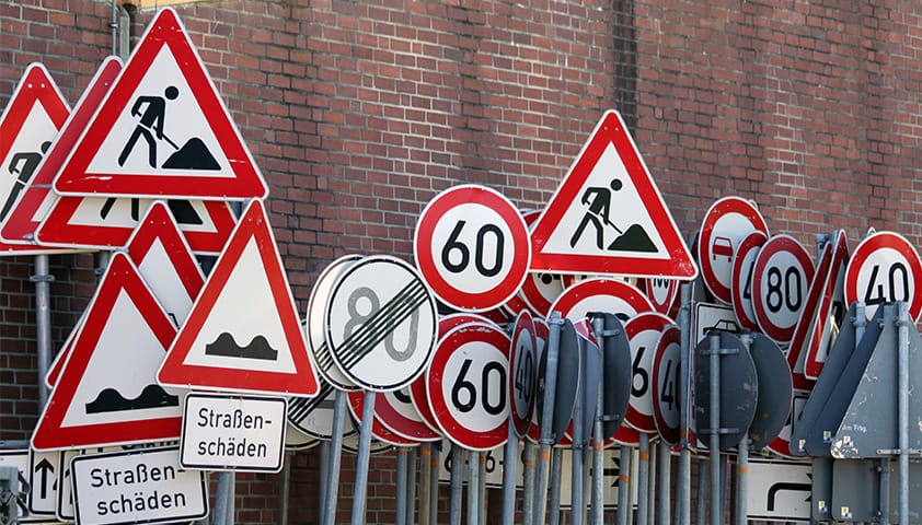 Verschiedene Verkehrsschilder sind zu sehen