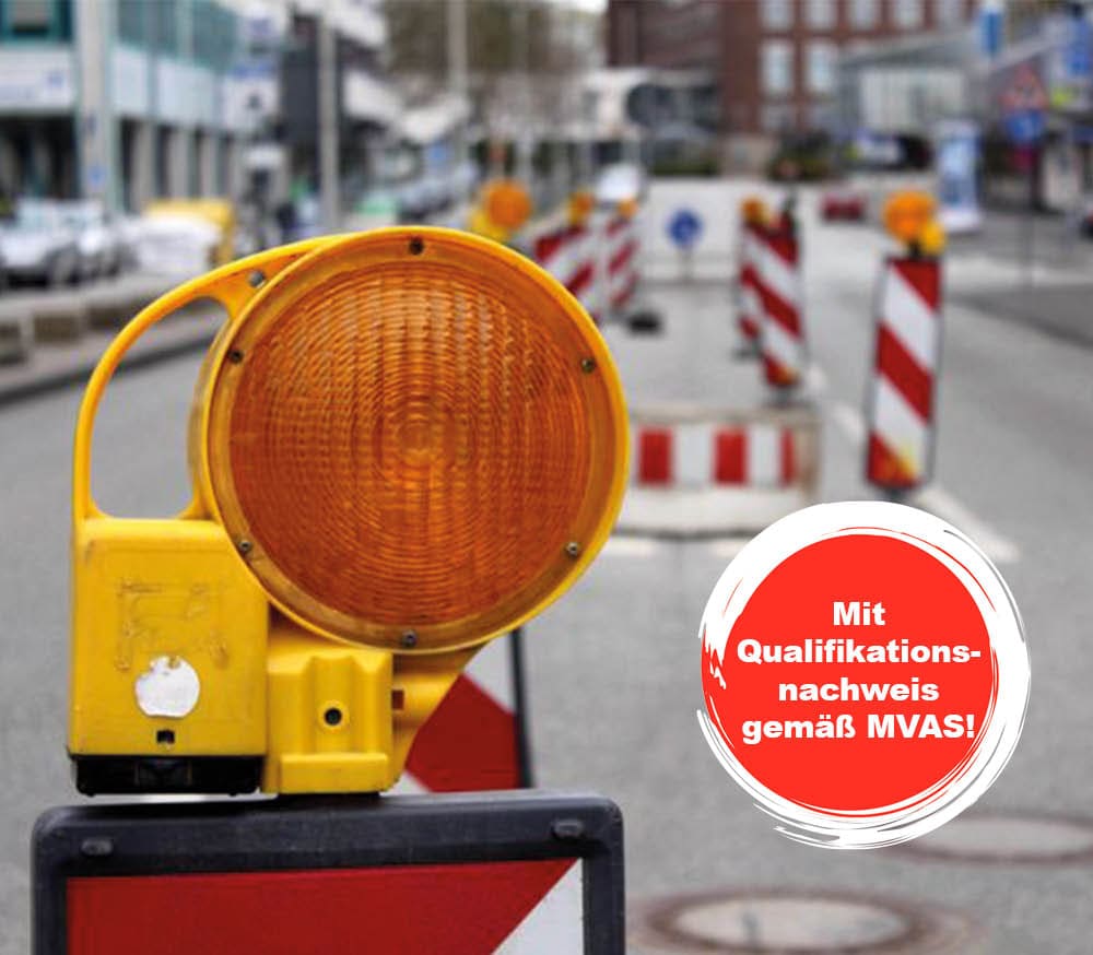 Verkehrsrechtliche Sicherung von Arbeitsstellen an Straßen Verkehrsbaken auf zweispuriger Straße in einer Stadt mit Hinweis auf einen Qualifikationsnachweis gemäß MVAS nach Abschluss der Schulung.