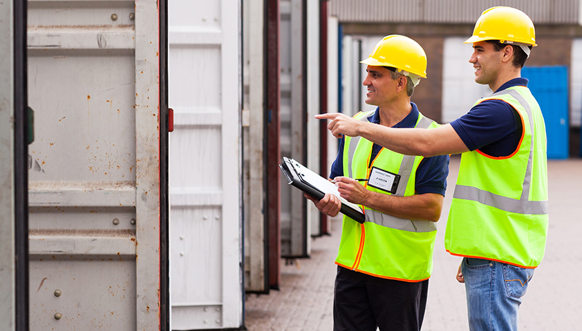Zwei SiFas bei der Kontrolle eines Betriebes.