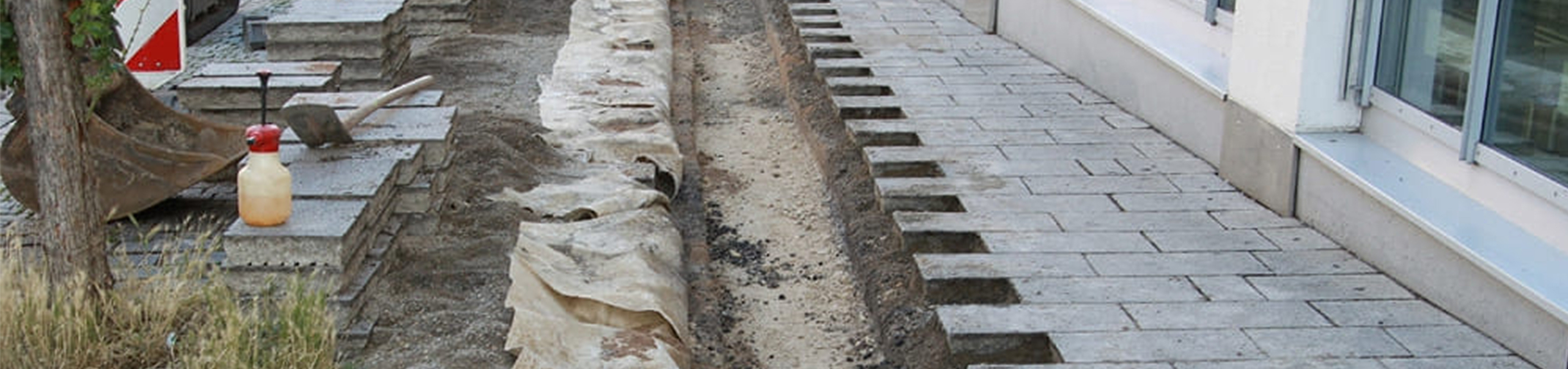 Bürgersteig wird für Glasfaserkabelbau geöffnet